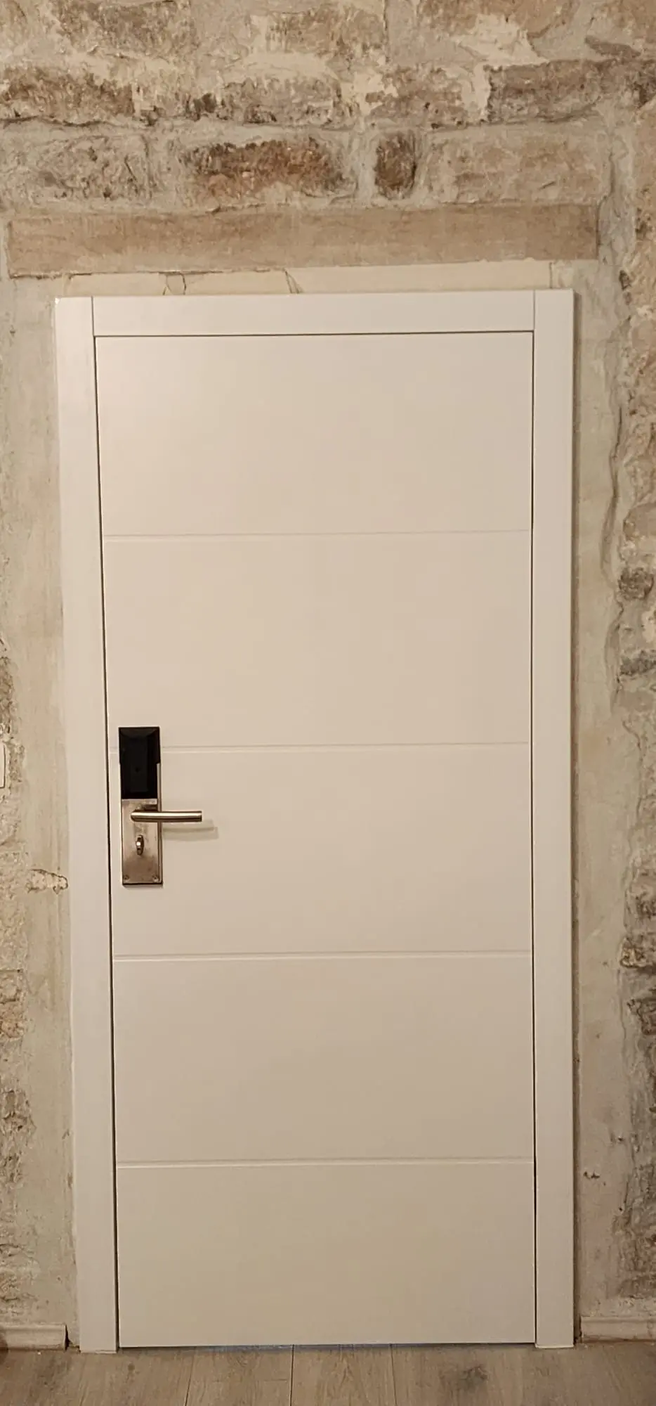 Bijela moderna vrata s kvakom i kartičnim sustavom u kamenom zidu, Archicon Split.