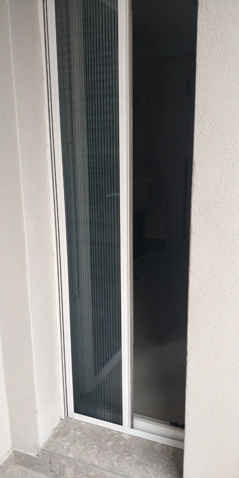 Bijeli plise komarnik na vratima terase, Archicon Split.