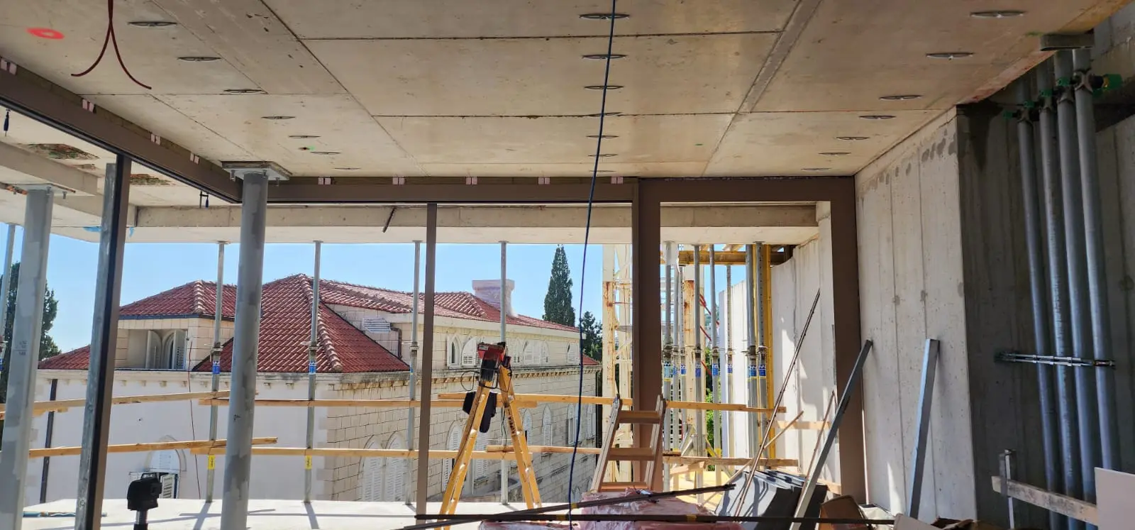 Gradilište Archicon Split, unutarnji pogled na betonsku konstrukciju i potporne stupove