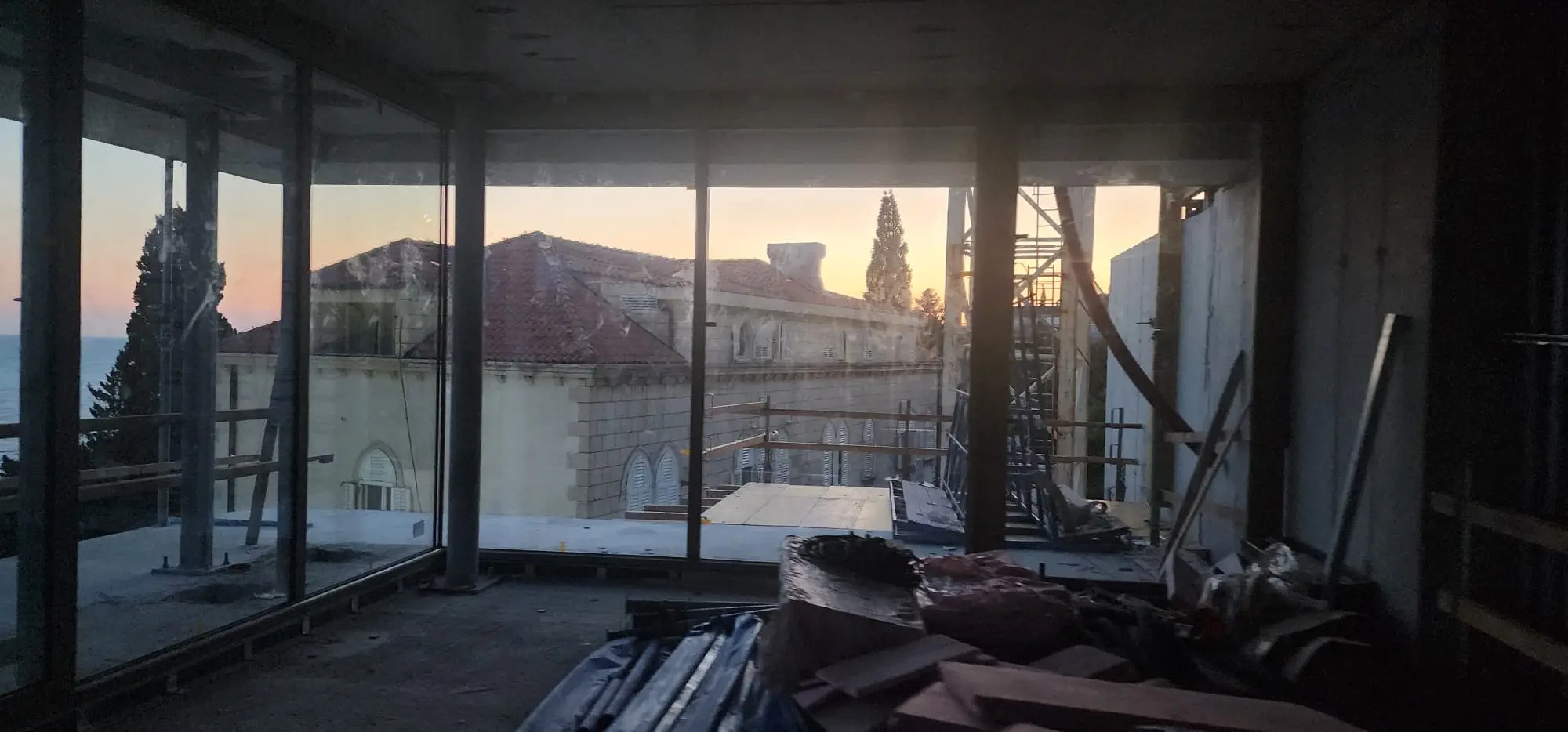Gradilište s pogledom na more i staru kamenu zgradu u Splitu, zalazak sunca, Archicon projekt