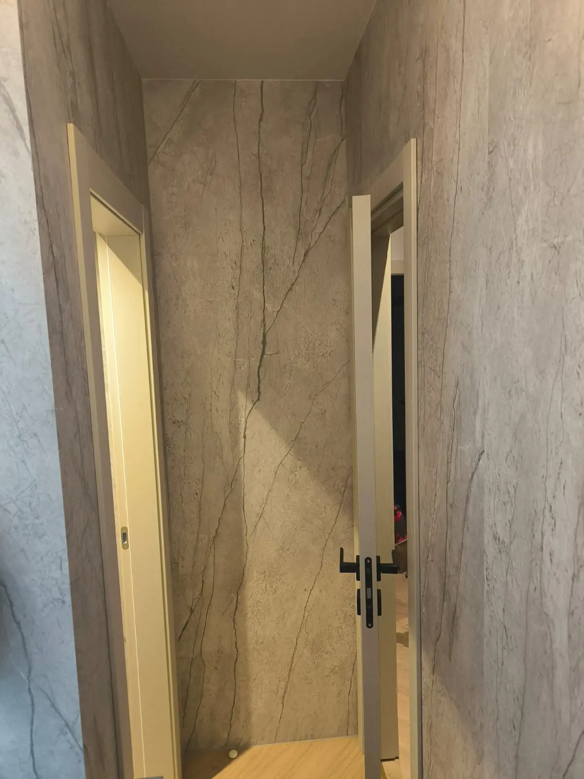 Hodnik s dvoja vrata i zidovima s uzorkom mramora, Archicon Split