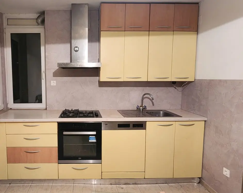 Kuhinja Archicon Split s dvobojnim ormarićima, plinskom pločom, pećnicom i perilicom posuđa.