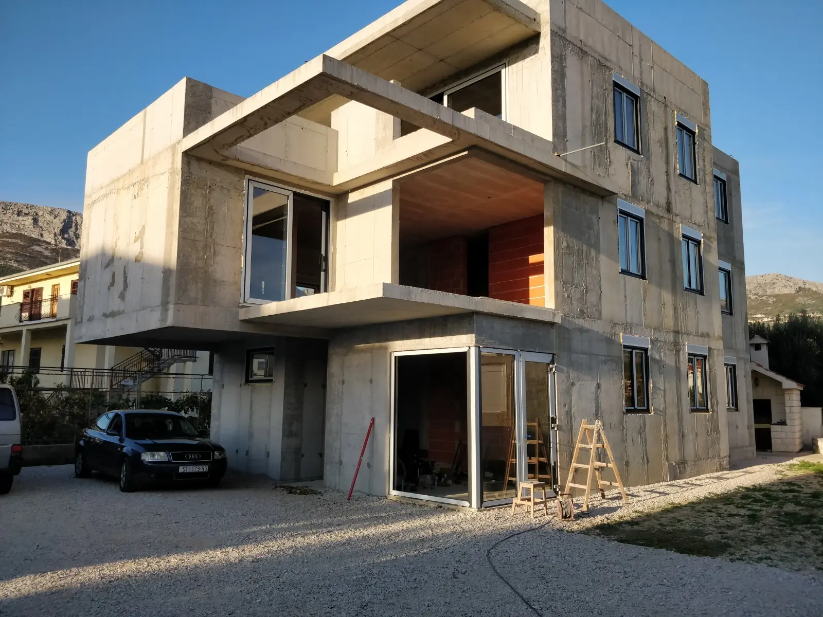 Moderna betonska zgrada u izgradnji s velikim prozorima, projekt Archicon Split.