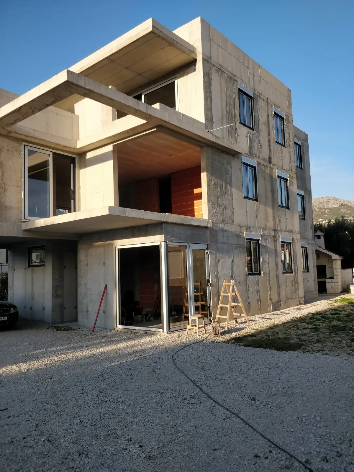 Moderna betonska zgrada u izgradnji s velikim prozorima i terasama, Archicon Split projekt