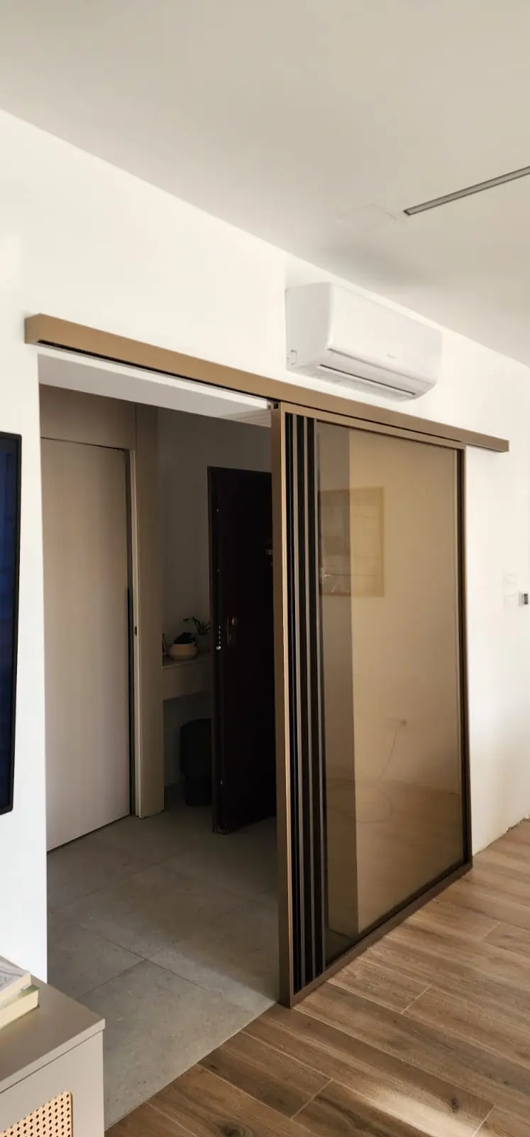 Moderna klizna vrata s brončanim okvirom i zatamnjenim staklom u interijeru, Archicon Split