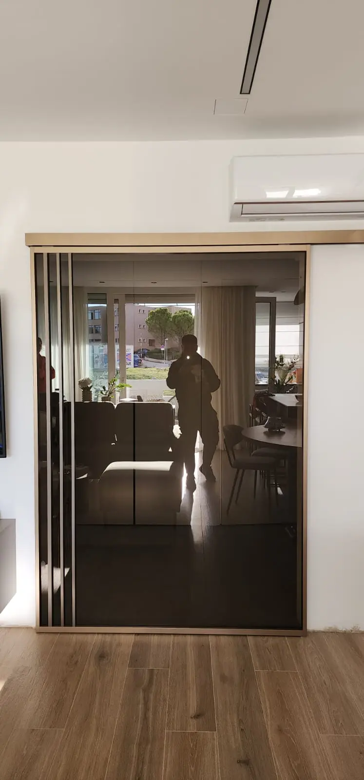 Moderna staklena klizna vrata s drvenim podom i odrazom interijera, Archicon Split