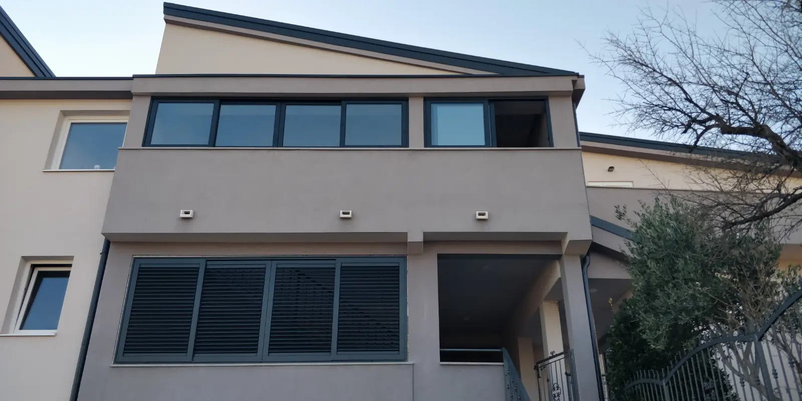 Moderna stambena zgrada s bež i sivom fasadom, tamnim prozorima i žaluzinama, Archicon Split