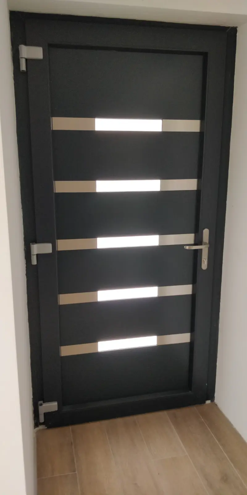 Moderna tamna vrata s horizontalnim prozorima i srebrnom kvakom, Archicon Split.