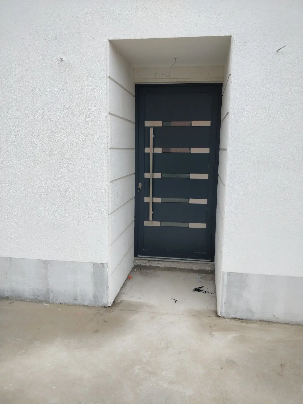 Moderna tamnosiva ulazna vrata s elegantnim detaljima u bijeloj fasadi, Archicon Split