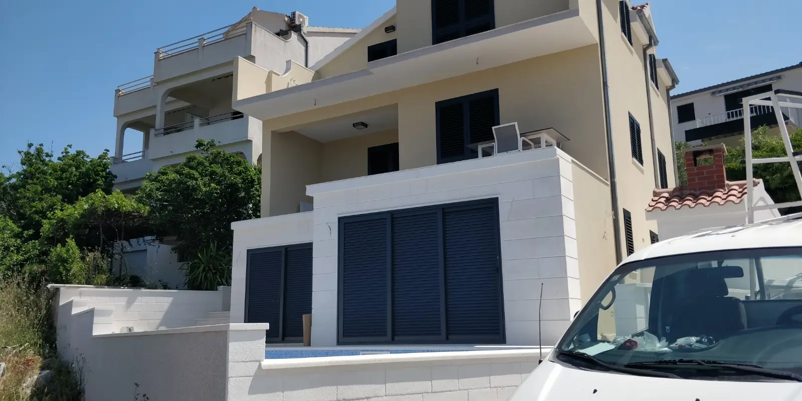 Moderna vila s bazenom i tamnim griljama, projekt Archicon Split
