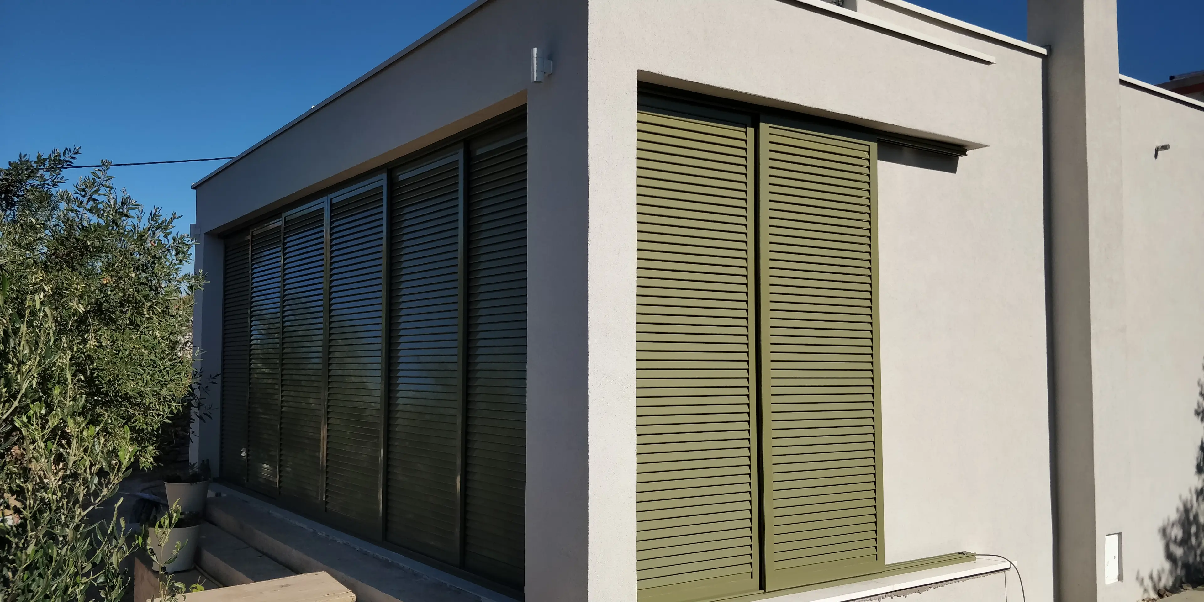 Moderna fasada s maslinasto zelenim griljama i maslinom, projekt Archicon Split