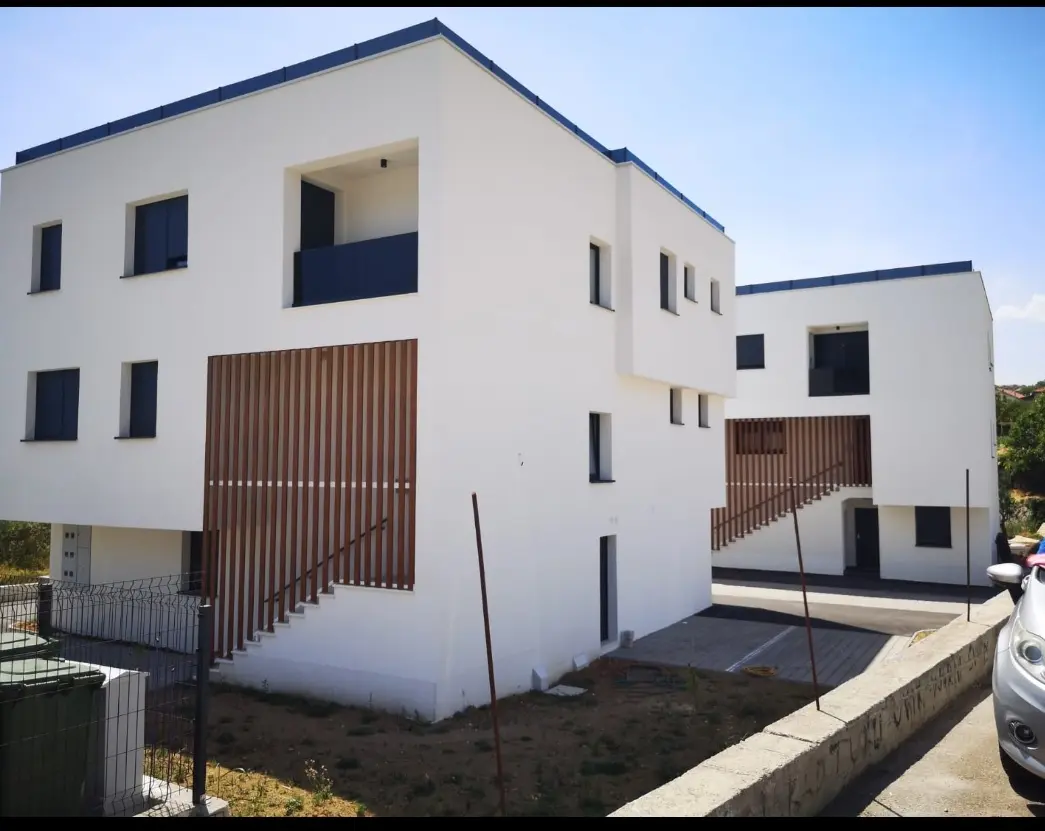 Moderne bijele stambene zgrade s drvenim detaljima i vanjskim stubištem, projekt Archicon Split