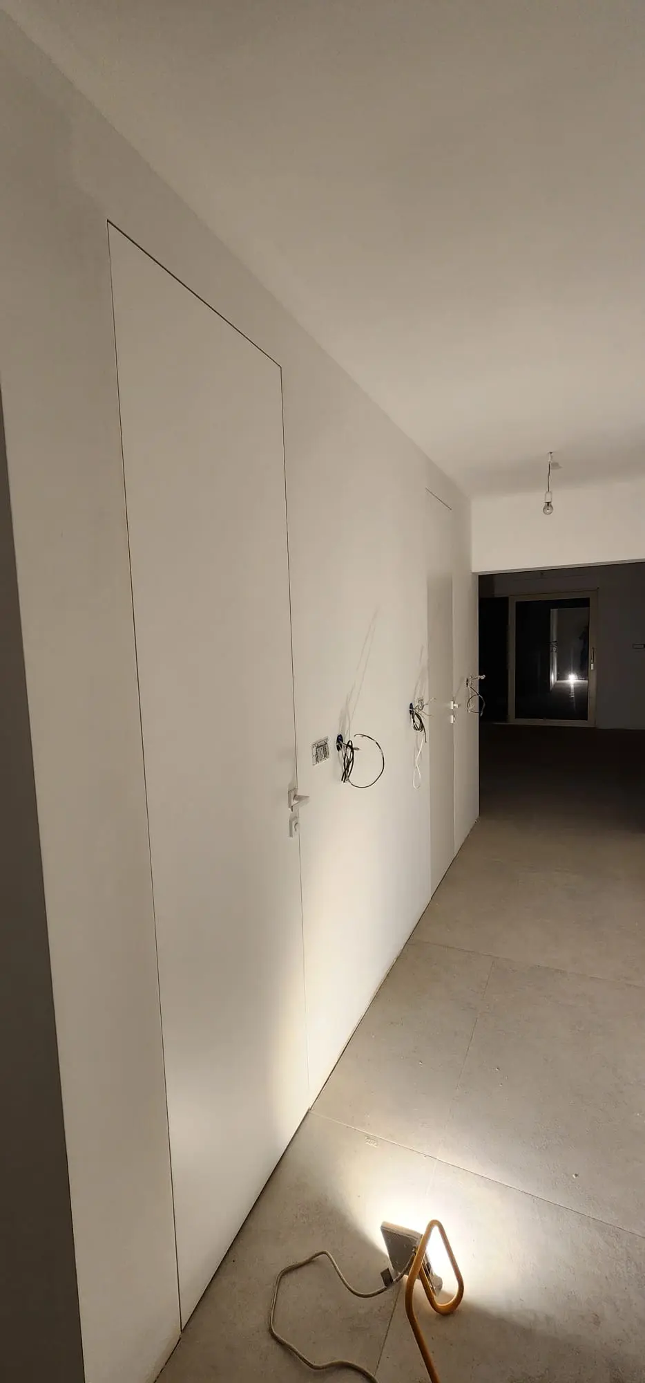 Moderan hodnik s bijelim zidovima i skrivenim vratima tijekom završnih radova, Archicon Split.