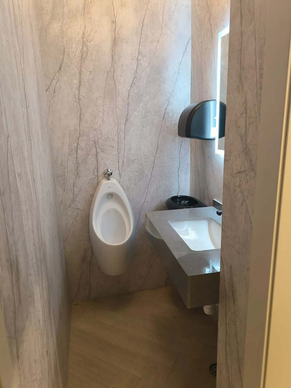 Moderni muški WC s urinom, umivaonikom, sušilom za ruke i mramornim pločicama, Archicon Split