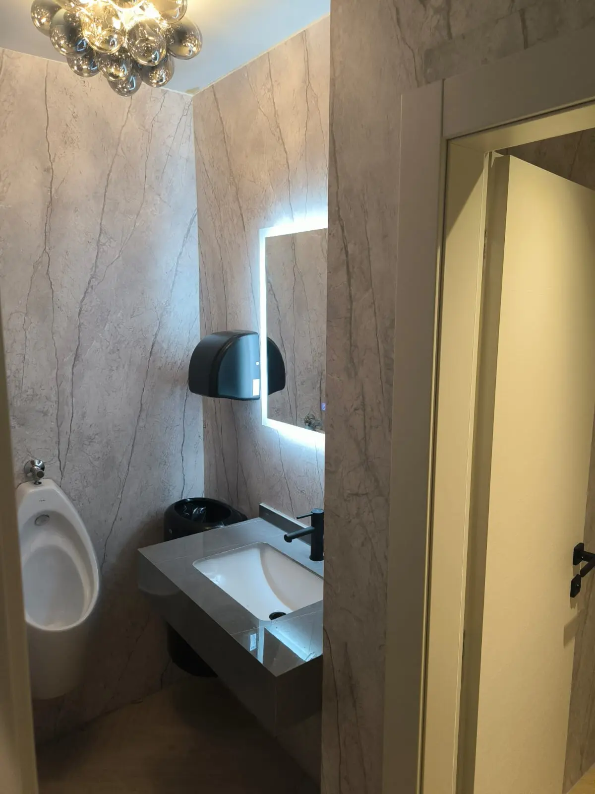 Moderni muški toalet s urinom, umivaonikom, osvijetljenim ogledalom i sušilom za ruke, Archicon Split