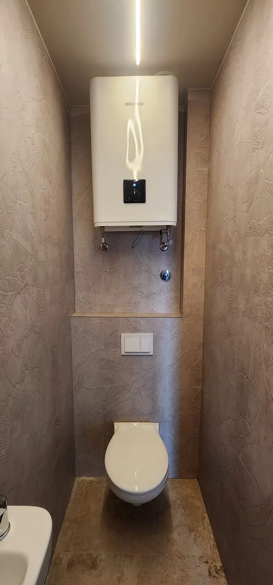 Moderni WC prostor s visećom školjkom i Atlantic bojlerom, Archicon Split projekt