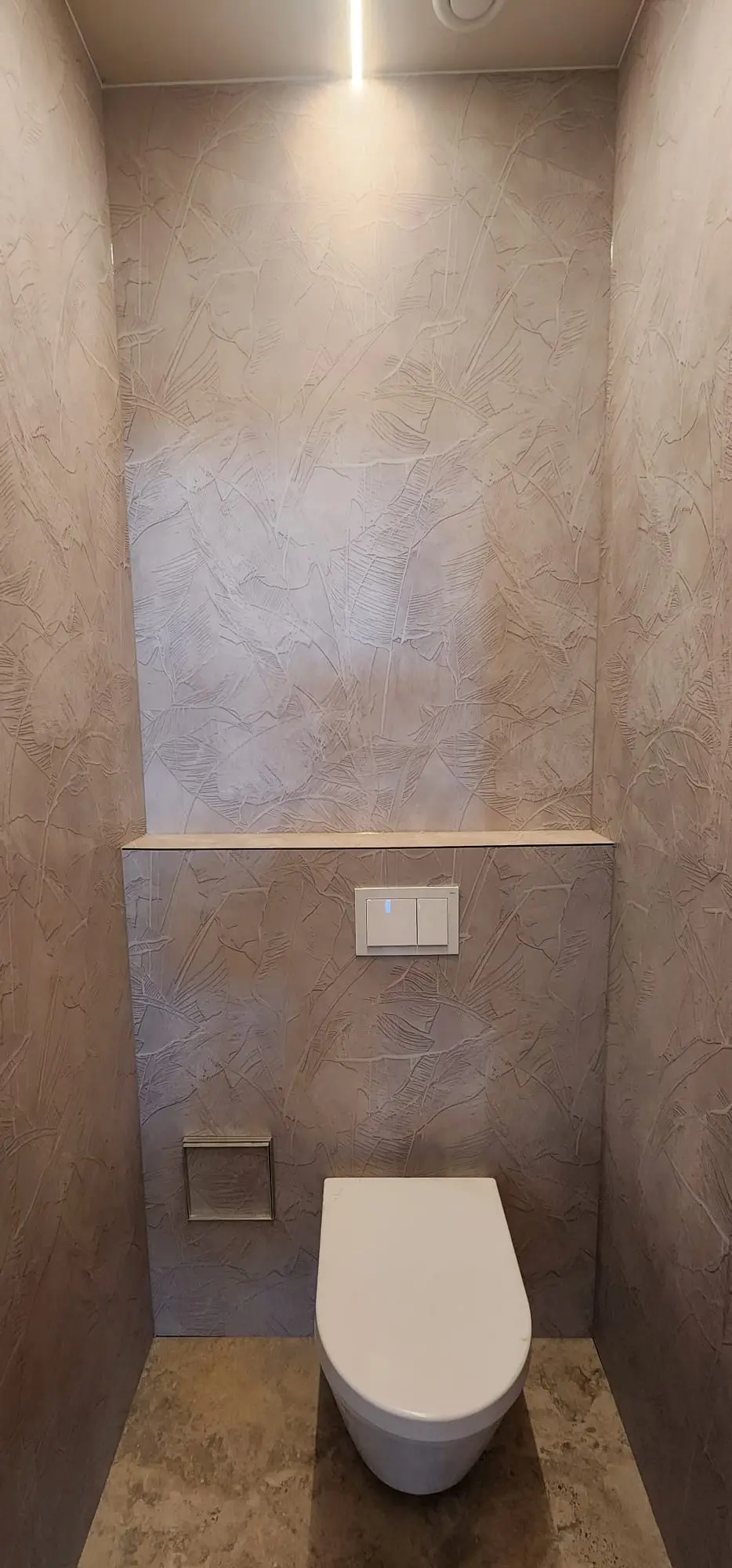 Moderni WC s dekorativnim zidovima teksture lišća i ugradbenim vodokotlićem, Archicon Split.