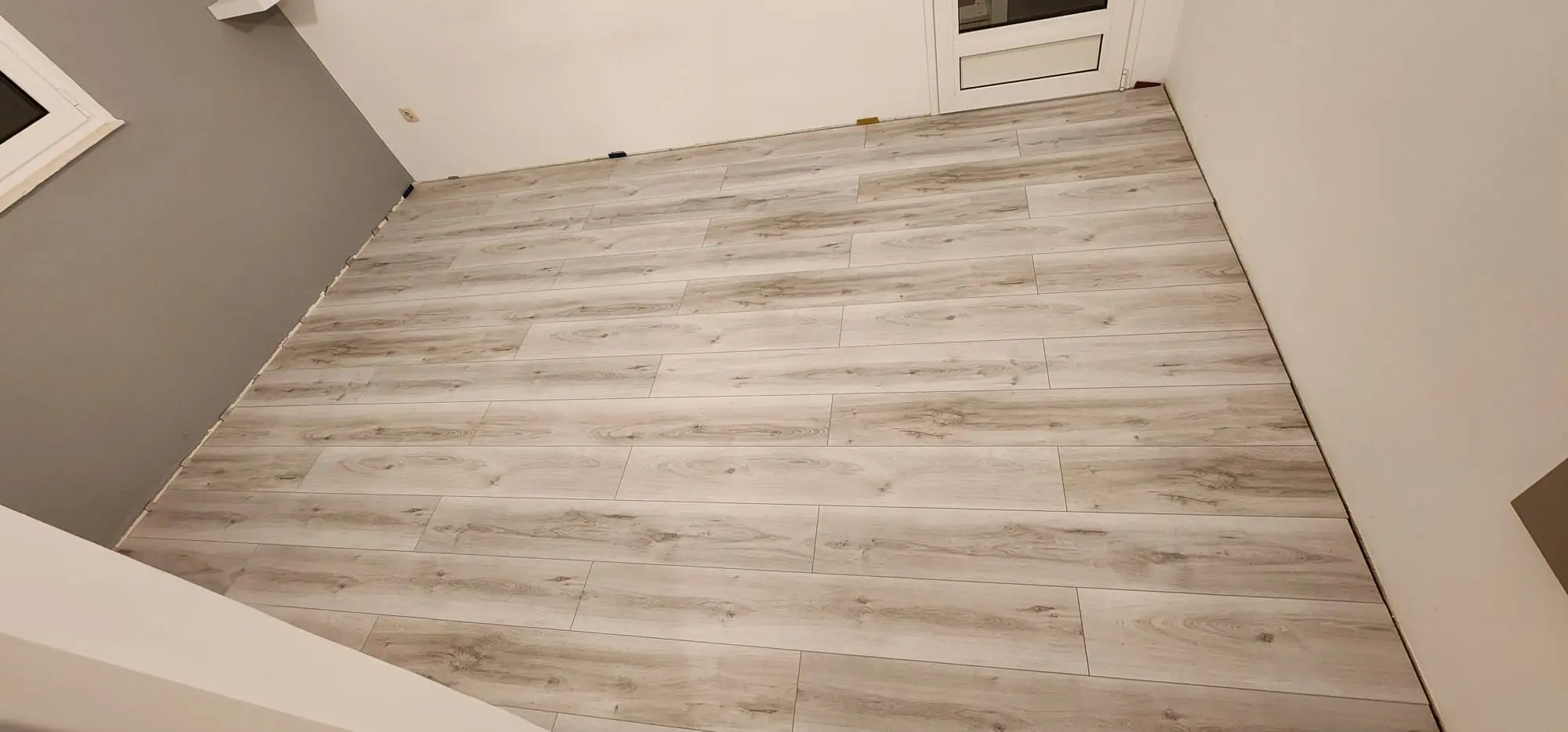 Postavljanje svijetlog laminatnog poda u modernoj sobi, projekt Archicon Split.