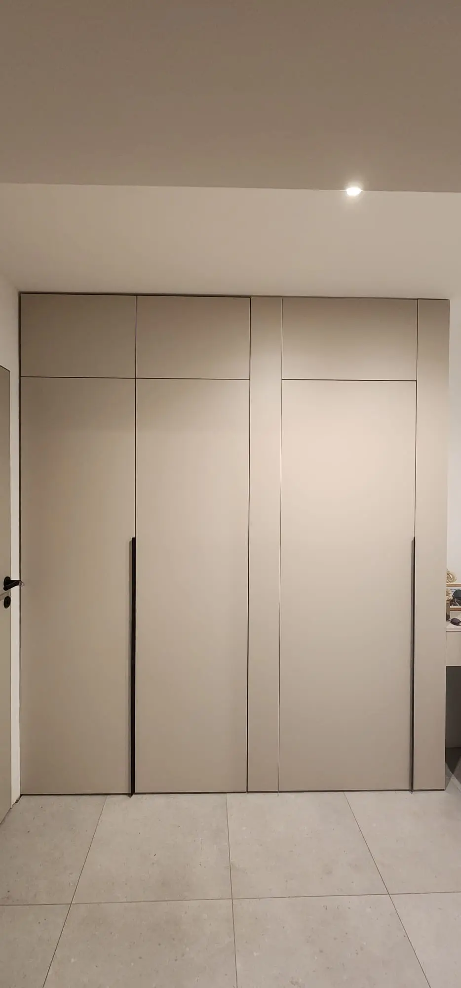 Moderni ugradbeni ormar bež boje s crnim ručkama, Archicon Split