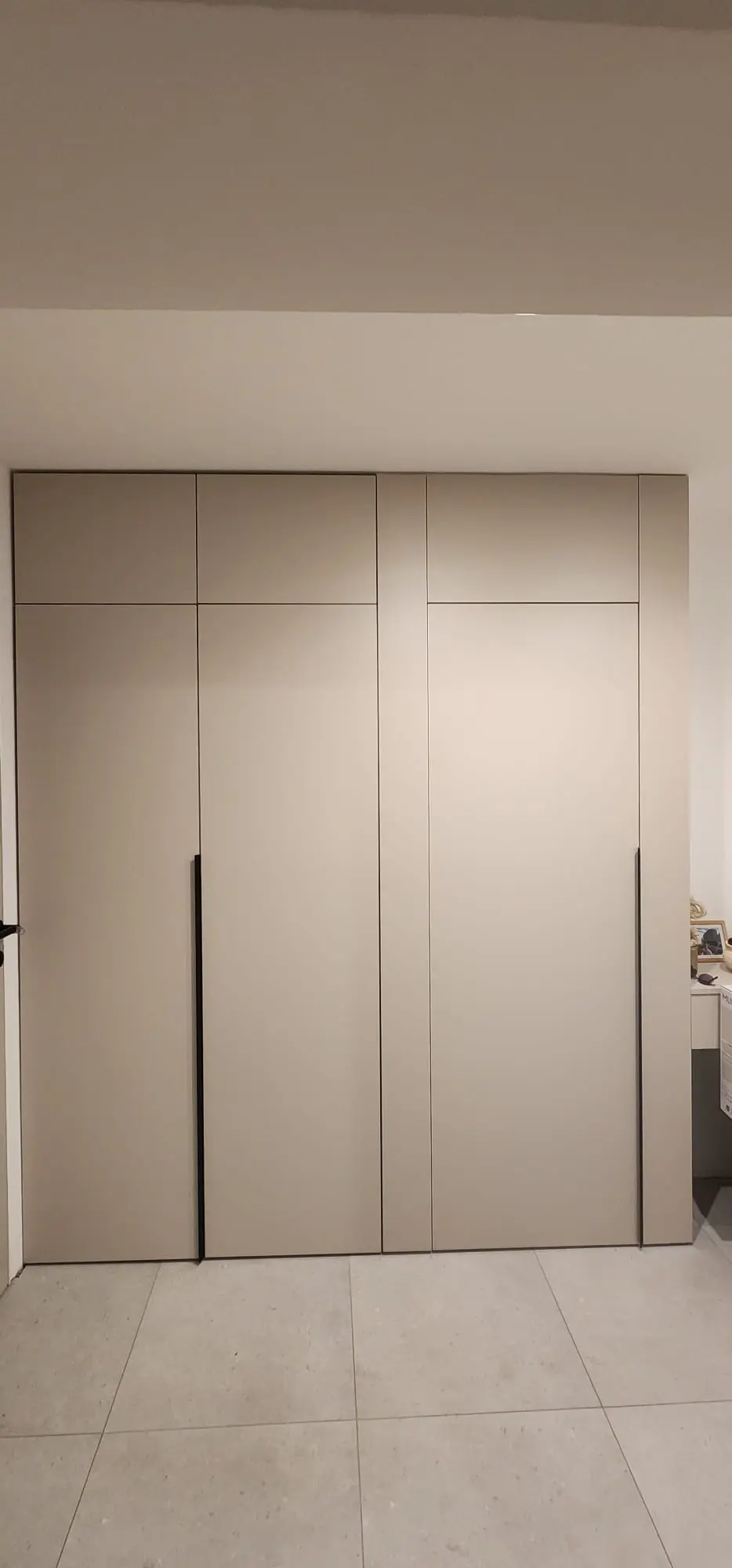Ugradbeni ormar od poda do stropa u svijetlo bež boji s crnim ručkama, Archicon Split