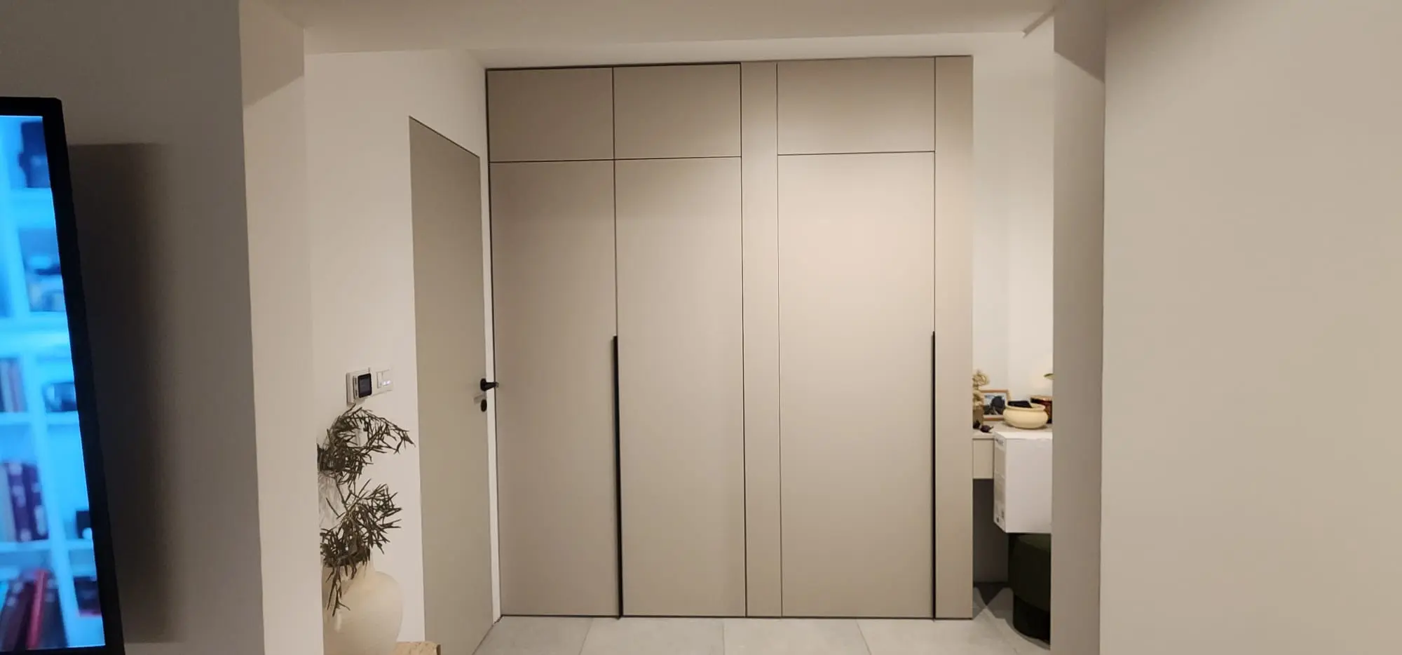 Moderni ugradbeni ormari i vrata u bež boji u hodniku, Archicon dizajn Split.