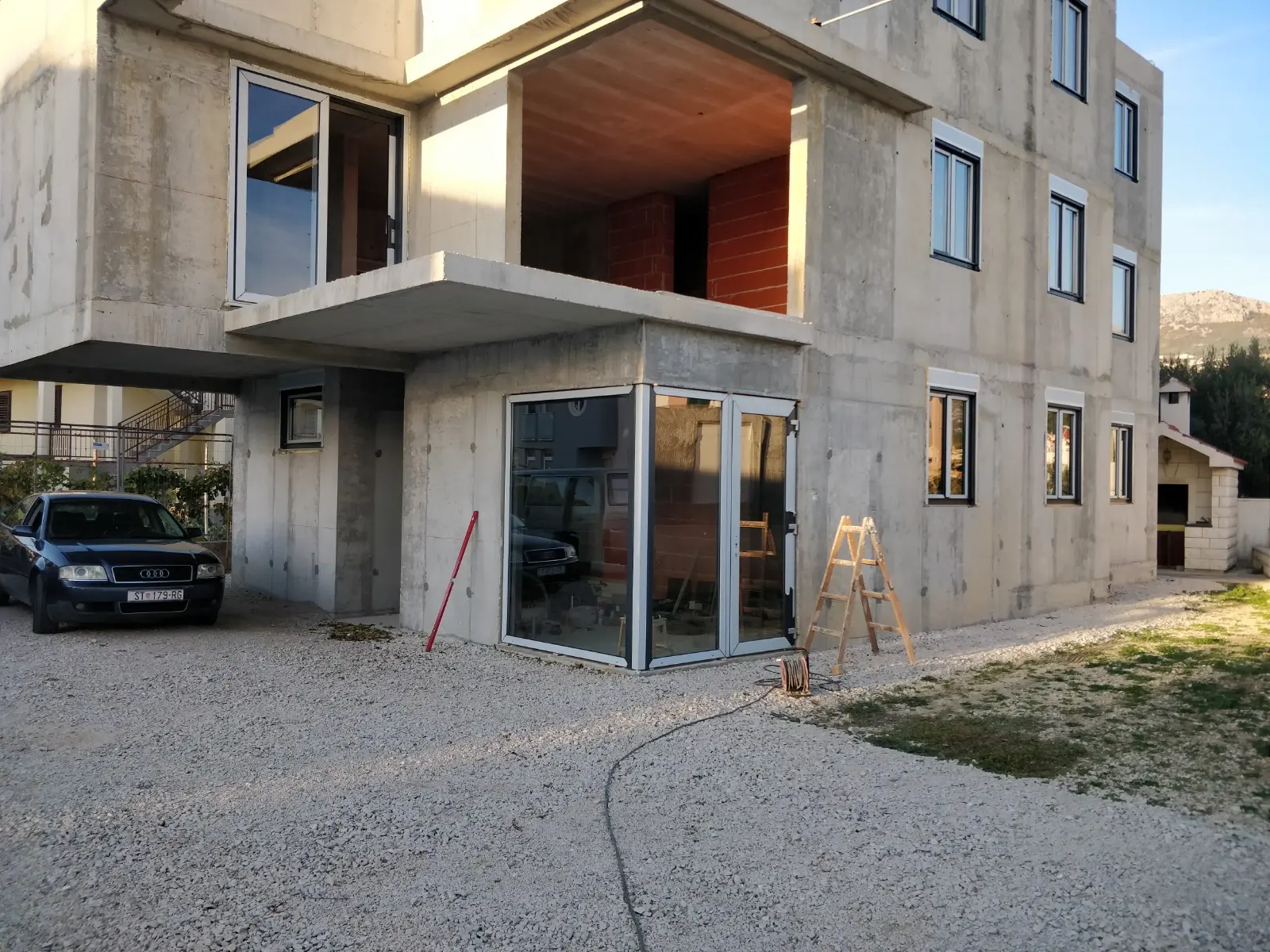 Zgrada u izgradnji Archicon Split s betonskom konstrukcijom i ugrađenim prozorima