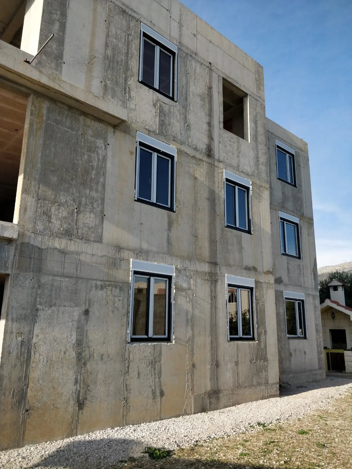 Zgrada u izgradnji s betonskim zidovima i postavljenim prozorima, projekt Archicon Split.