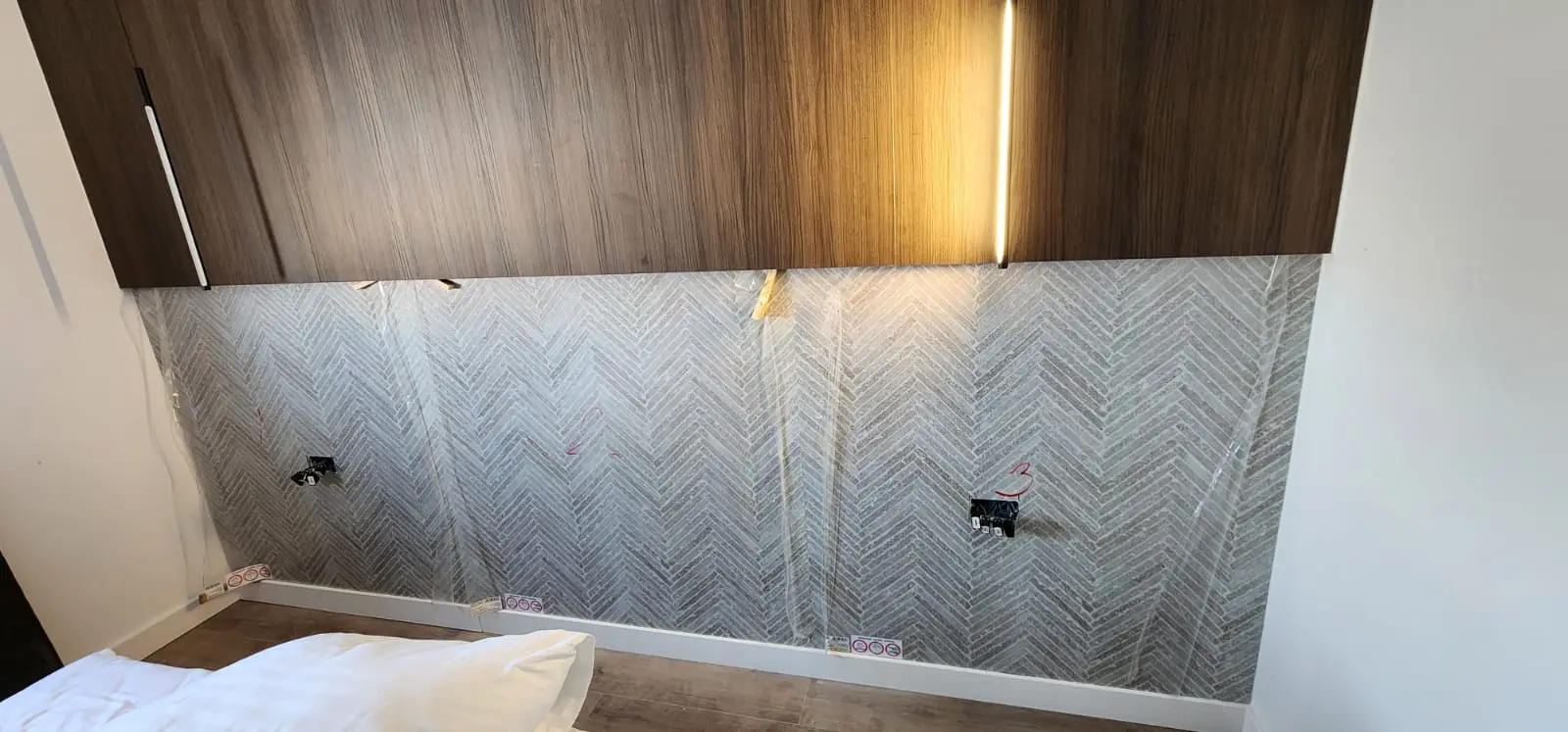 Zidna obloga s drvenim panelom, LED rasvjetom i pločicama riblja kost, Archicon Split projekt.